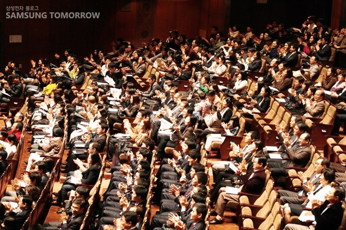 박수치는 관중들