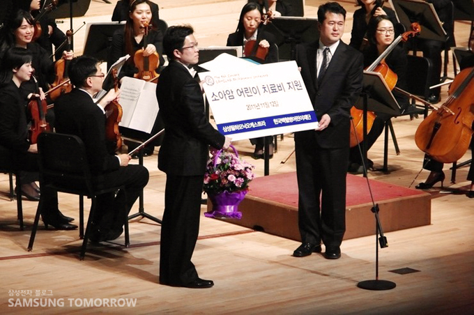  백혈병 어린이 성금 전달