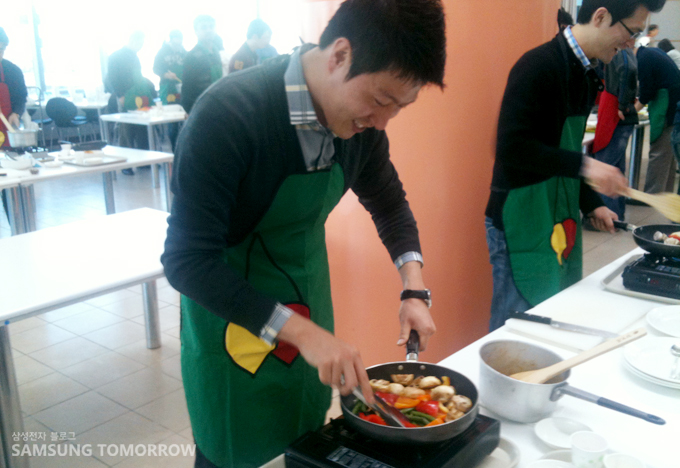 요리하는 서제환 선임