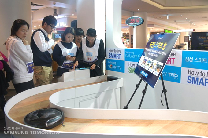 탱고뷰 청소기를 보고 있는 사람들