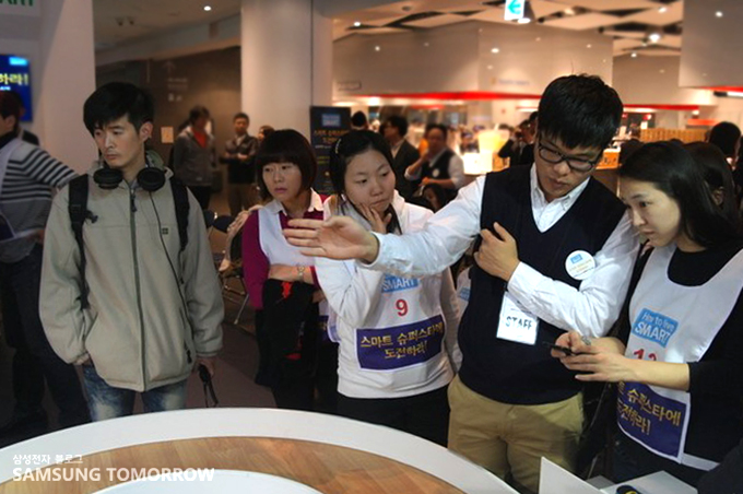 탱고뷰 청소기를 보고 있는 사람들