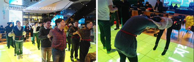 짝지어 스트레칭 하는 사람들