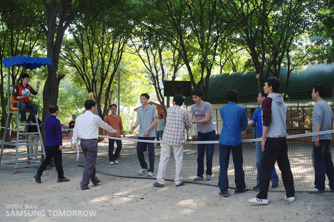 족구하는 직원들