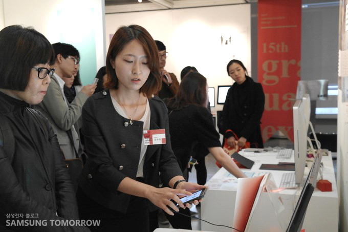 작품을 설명하는 홍지민 학생