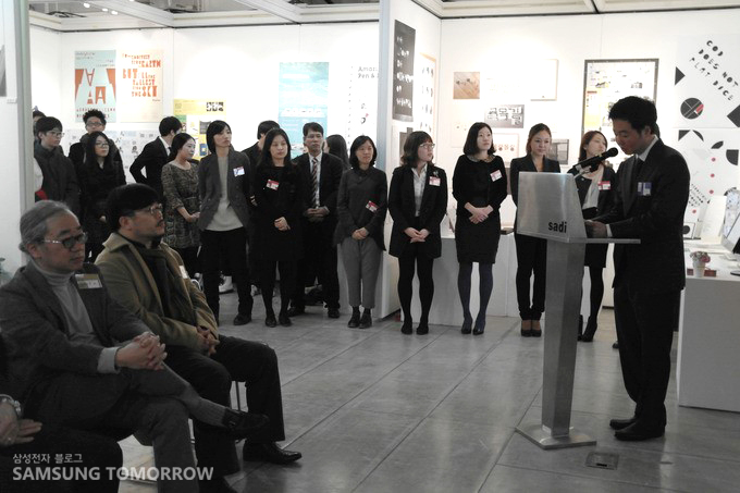 오픈식을 진행하는 커뮤니케이션 디자인 김우정 학과장