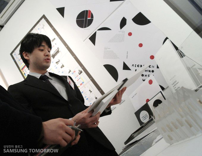 작품을 보고있는 이병익