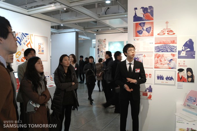 설명을 듣는 사람들