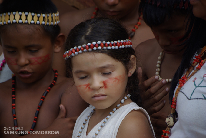 눈을 감고 있는 아마존 아이