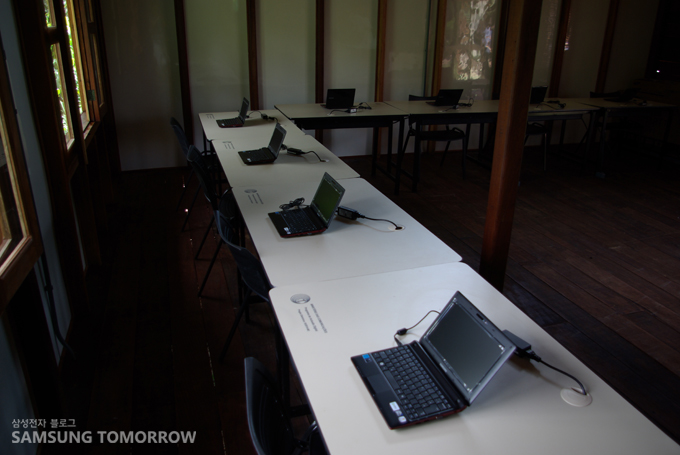 삼성의 넷북과 프린터가 설치되어 있는 컴퓨터실