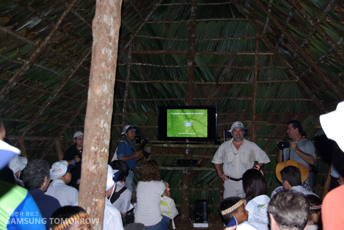 숲 속 극장안에 있는 사람들