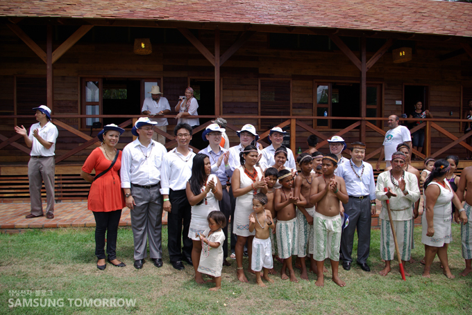 개관 행사 후 지역주민들과의 기념촬영