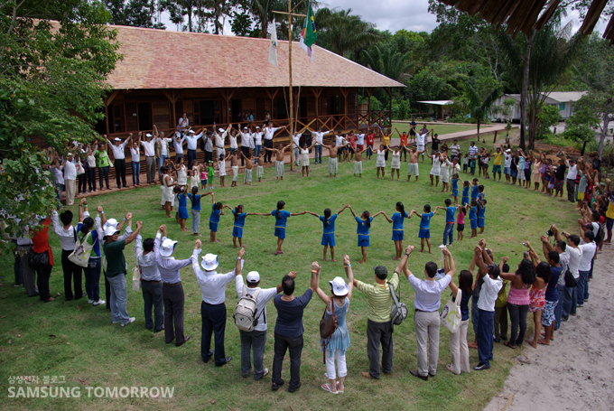 손을 잡고 원을 만들어 만세하는 모든 참여자들