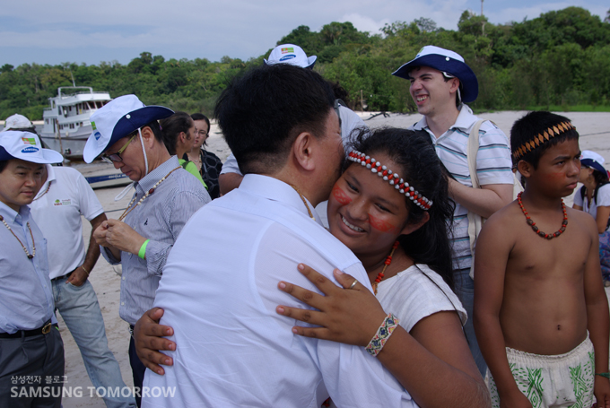 포옹으로 환영해주는 원주민 소녀