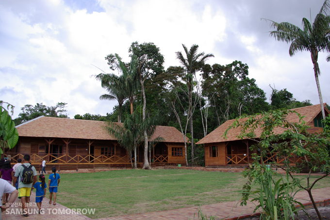 남자 기숙사(왼쪽)/컴퓨터실(오른쪽)