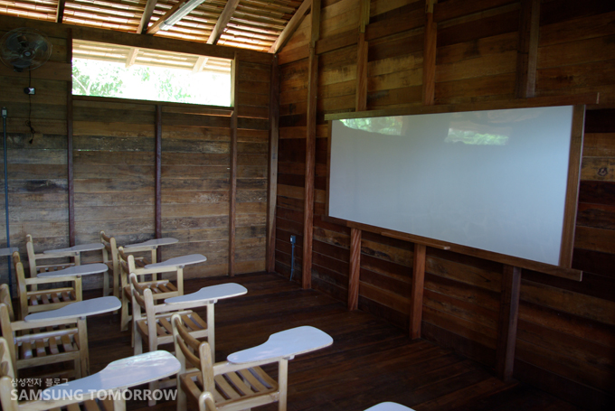 화이트보드와 책상, 선풍기가 구비된 교실