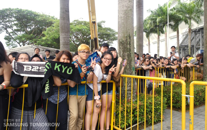 레드카페옆의 팬들