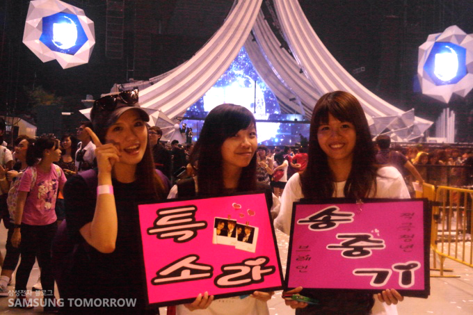 플랜카드를 든 싱가폴 소녀들