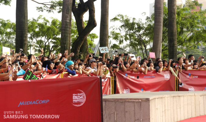 Singapore indoor stadium을 찾은 팬들