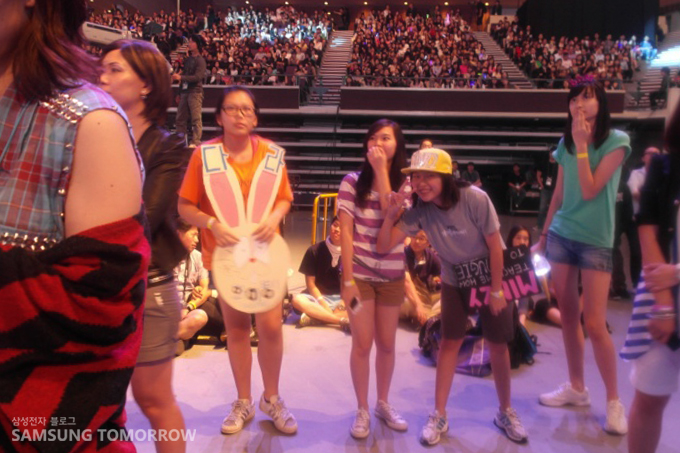 플랜카드를 든 팬들