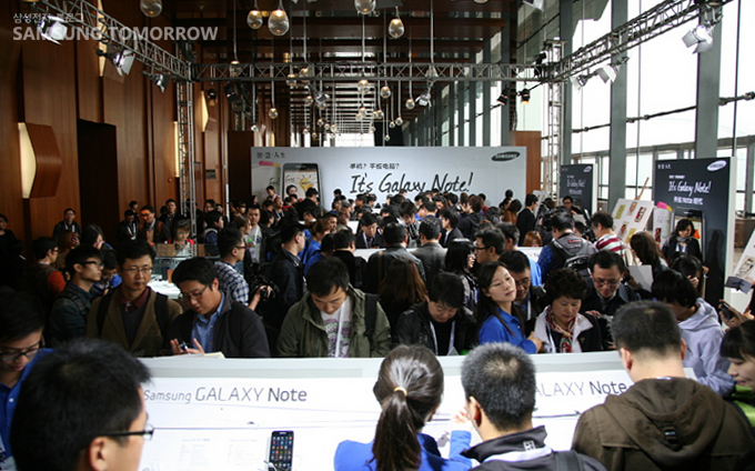 갤럭시노트 론칭 현장의 많은 사람들