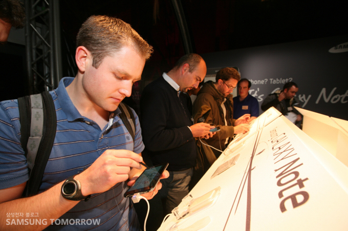 갤럭시노트를 체험하는 외국인들