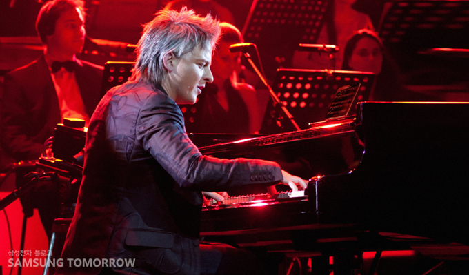 피아노 치는 하바시의 모습