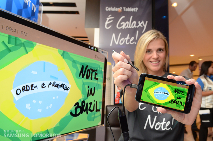 갤럭시 노트로 브라질 국기를 그린 여성