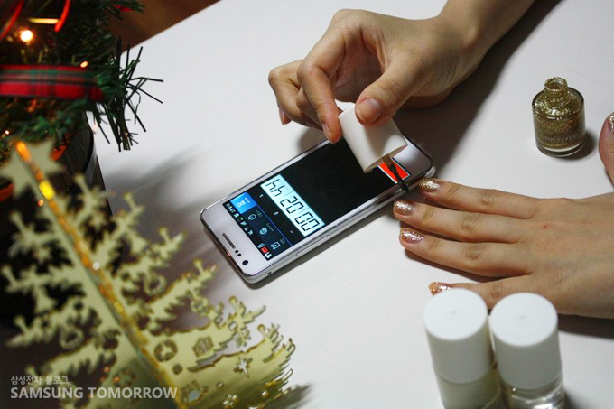 초시계를 켜놓고 매니큐어를 칠하는 손