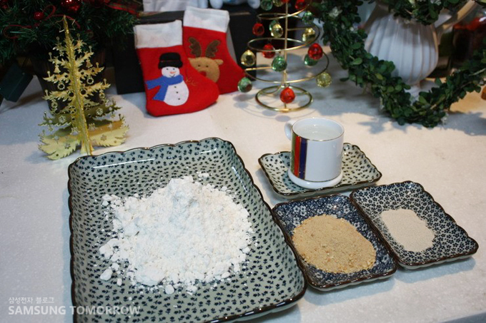 접시에 담겨진 호떡 재료