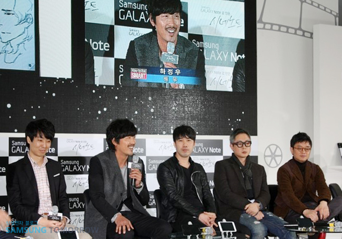 인터뷰중인 배우 하정우