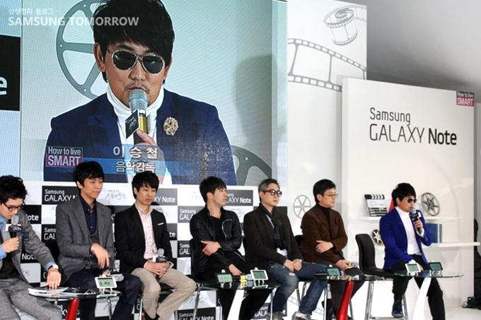 인터뷰하는 이승철 음악감독