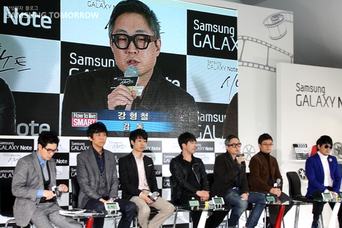 인터뷰하는 강형철 감독