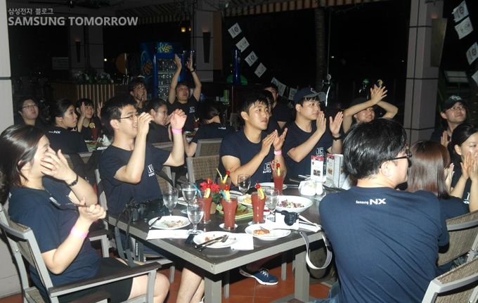 회식하는 NX200 싱가폴 원정대