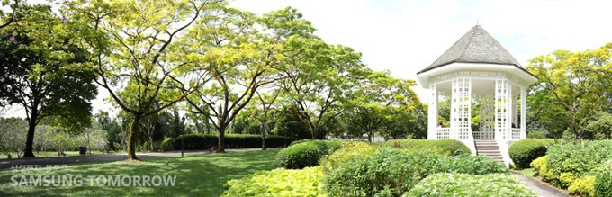 하얀 정자가 세워져 있는 정원