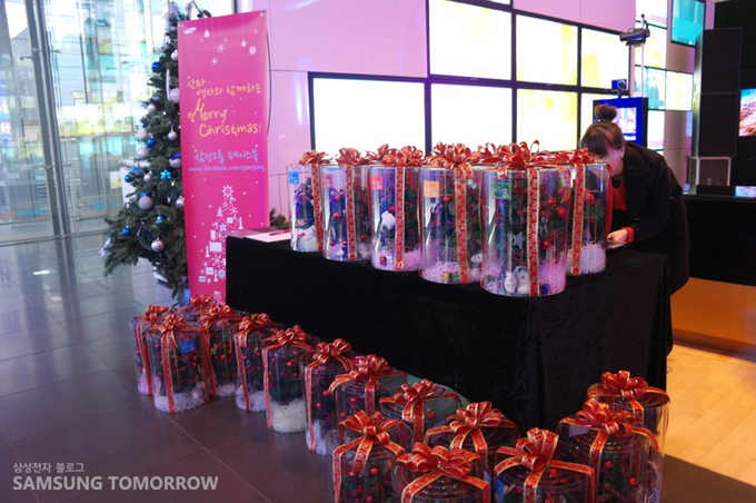 진열대에 쌓여있는 트리선물