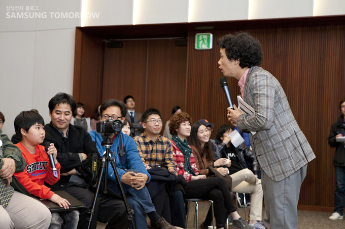 참석자들에게 질문하는 안상태