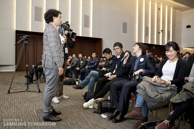 참석자들에게 질문하는 안상태