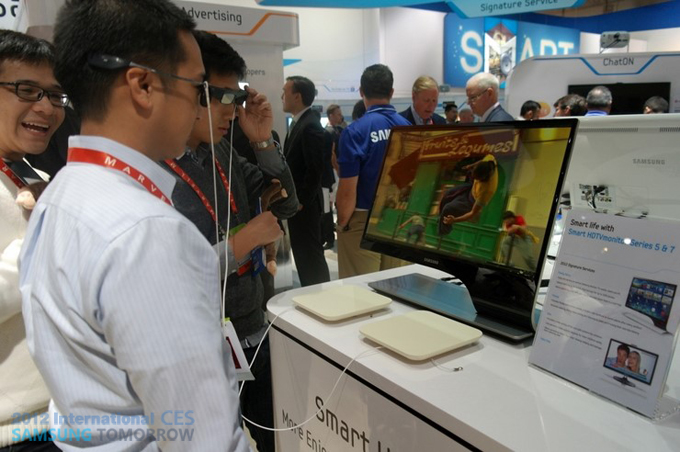 모니터의 게임화면을 보는 사람들