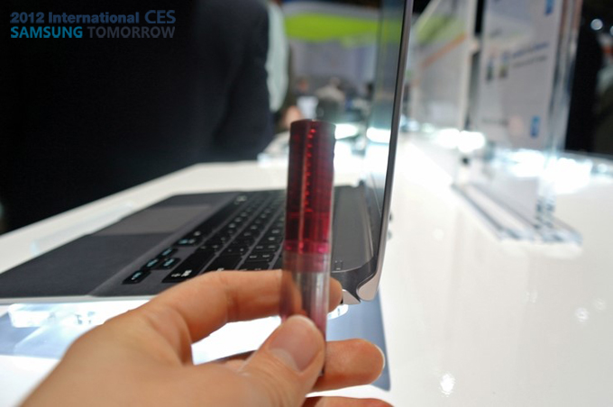 립스틱과 비교하는 뉴시리즈 9