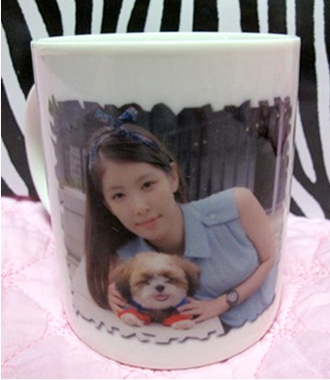 여자와 강아지사진이 있는 머그컵