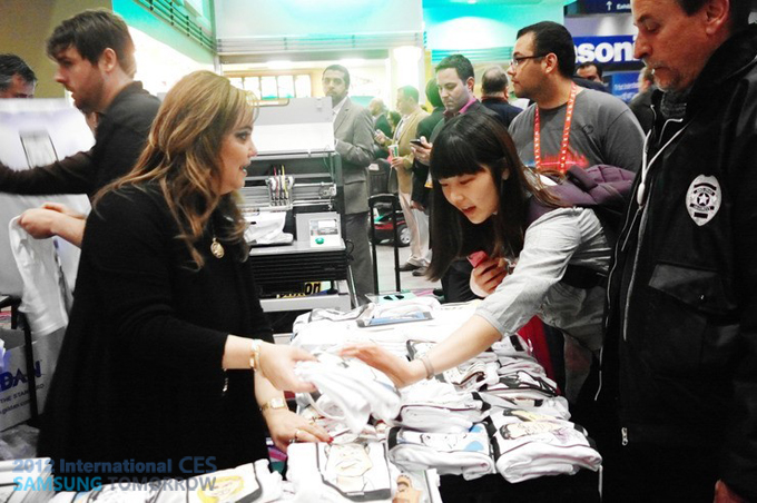 티셔츠를 보는 사람들