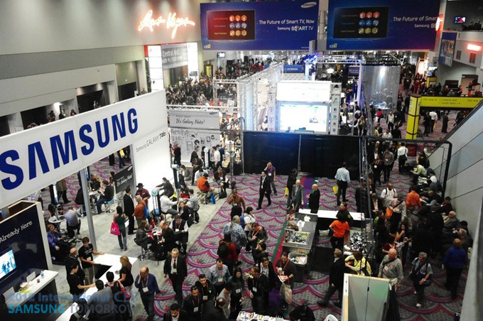  LVCC 컨벤션센터 삼성전자 부스에 모인 사람들