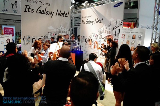  LVCC 컨벤션센터 삼성전자 부스에 모인 사람들