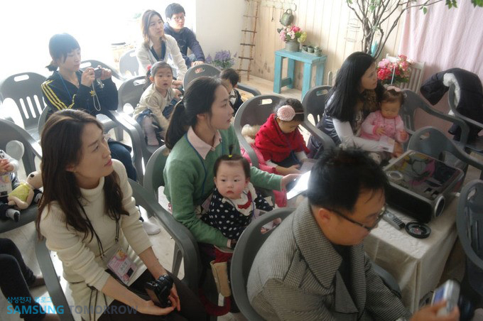 스튜디오에 모인 아이엄마들과 아기