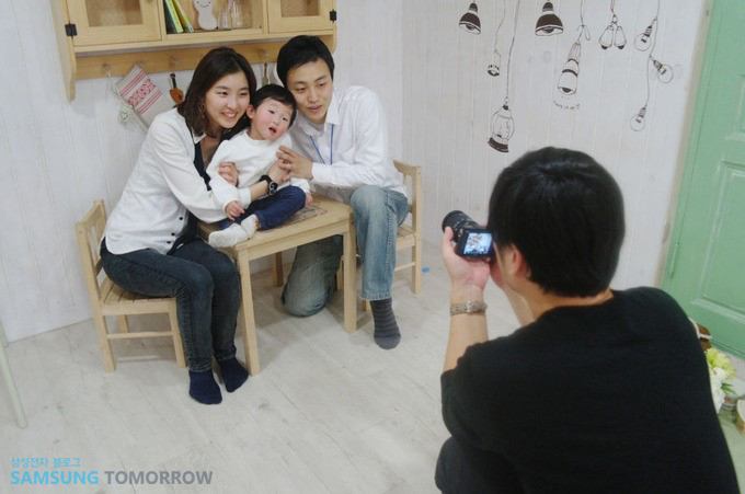 가족사진 사진찍는 엄마 아기 아빠