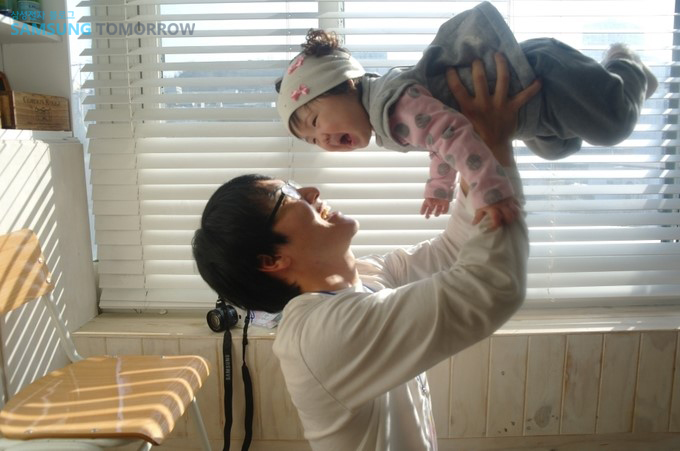 아이와 노는 아빠