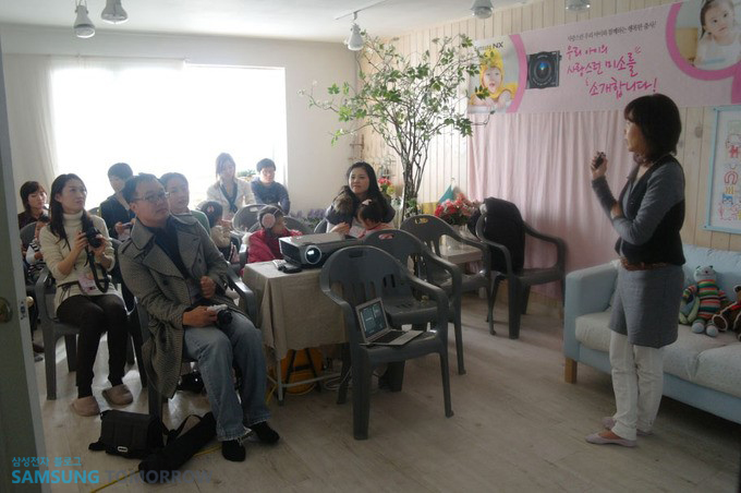 스튜디오에 모인 사람들