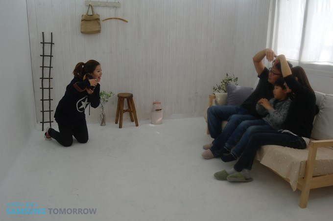 가족사진찍는 아빠, 아들, 엄마