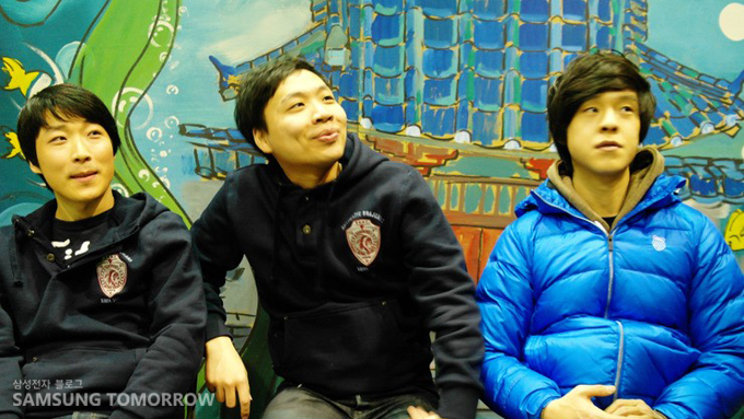 인터뷰 중인 아3인 팀