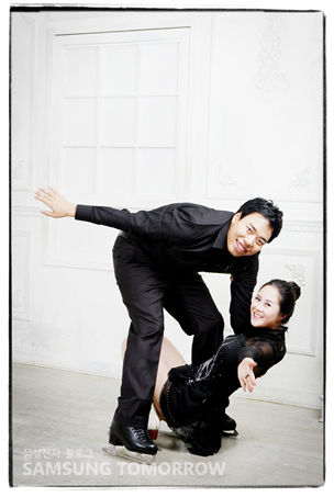 아이스댄싱포즈를 취하는 부부